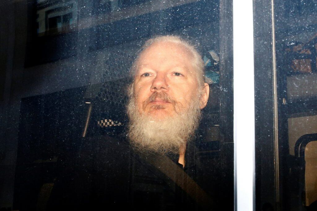 Foto di Julian Assange al momento dell'arresto